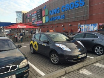 Одне з львівських електротаксі на парковці біля торгового центру